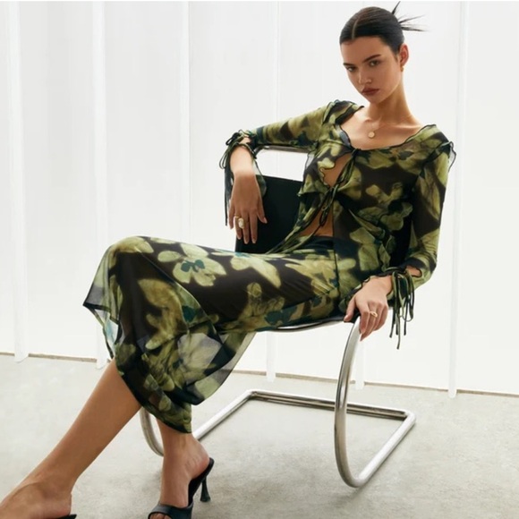 Sheer Set - Picture 2 of 6